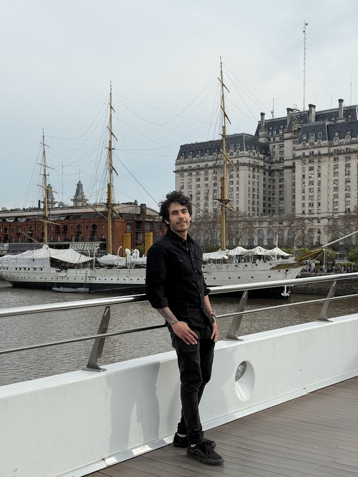 Retrato de Leandro Rodríguez en Puerto Madero, Buenos Aires, con la Fragata Sarmiento de fondo.